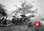 Standbild Deutsche Artilleristen Brand 77 cm Feldkanone 16 Frankreich, 1916, aus Sekunde 17 historischem Filmmaterial Videoclip 65675045940