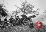 Standbild Deutsche Artilleristen Brand 77 cm Feldkanone 16 Frankreich, 1916, aus Sekunde 18 historischem Filmmaterial Videoclip 65675045940