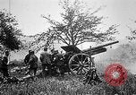 Standbild Deutsche Artilleristen Brand 77 cm Feldkanone 16 Frankreich, 1916, aus Sekunde 19 historischem Filmmaterial Videoclip 65675045940