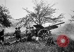 Standbild Deutsche Artilleristen Brand 77 cm Feldkanone 16 Frankreich, 1916, aus Sekunde 20 historischem Filmmaterial Videoclip 65675045940