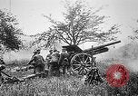 Standbild Deutsche Artilleristen Brand 77 cm Feldkanone 16 Frankreich, 1916, aus Sekunde 21 historischem Filmmaterial Videoclip 65675045940