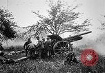 Standbild Deutsche Artilleristen Brand 77 cm Feldkanone 16 Frankreich, 1916, aus Sekunde 22 historischem Filmmaterial Videoclip 65675045940