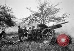 Standbild Deutsche Artilleristen Brand 77 cm Feldkanone 16 Frankreich, 1916, aus Sekunde 23 historischem Filmmaterial Videoclip 65675045940