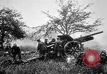 Standbild Deutsche Artilleristen Brand 77 cm Feldkanone 16 Frankreich, 1916, aus Sekunde 24 historischem Filmmaterial Videoclip 65675045940