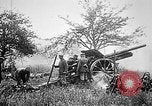 Standbild Deutsche Artilleristen Brand 77 cm Feldkanone 16 Frankreich, 1916, aus Sekunde 25 historischem Filmmaterial Videoclip 65675045940