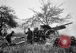 Standbild Deutsche Artilleristen Brand 77 cm Feldkanone 16 Frankreich, 1916, aus Sekunde 26 historischem Filmmaterial Videoclip 65675045940