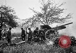 Standbild Deutsche Artilleristen Brand 77 cm Feldkanone 16 Frankreich, 1916, aus Sekunde 27 historischem Filmmaterial Videoclip 65675045940