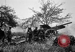 Standbild Deutsche Artilleristen Brand 77 cm Feldkanone 16 Frankreich, 1916, aus Sekunde 28 historischem Filmmaterial Videoclip 65675045940