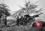 Standbild Deutsche Artilleristen Brand 77 cm Feldkanone 16 Frankreich, 1916, aus Sekunde 29 historischem Filmmaterial Videoclip 65675045940