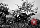 Standbild Deutsche Artilleristen Brand 77 cm Feldkanone 16 Frankreich, 1916, aus Sekunde 30 historischem Filmmaterial Videoclip 65675045940