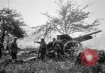 Standbild Deutsche Artilleristen Brand 77 cm Feldkanone 16 Frankreich, 1916, aus Sekunde 31 historischem Filmmaterial Videoclip 65675045940