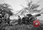 Standbild Deutsche Artilleristen Brand 77 cm Feldkanone 16 Frankreich, 1916, aus Sekunde 32 historischem Filmmaterial Videoclip 65675045940