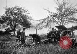 Standbild Deutsche Artilleristen Brand 77 cm Feldkanone 16 Frankreich, 1916, aus Sekunde 34 historischem Filmmaterial Videoclip 65675045940