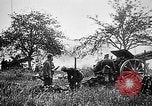 Standbild Deutsche Artilleristen Brand 77 cm Feldkanone 16 Frankreich, 1916, aus Sekunde 35 historischem Filmmaterial Videoclip 65675045940