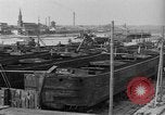 Immagine di Chiatte a un cantiere United States USA, 1916, secondo 8 filmato di repertorio 65675045945