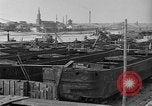 Immagine di Chiatte a un cantiere United States USA, 1916, secondo 10 filmato di repertorio 65675045945