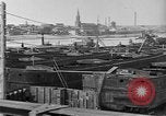 Immagine di Chiatte a un cantiere United States USA, 1916, secondo 13 filmato di repertorio 65675045945
