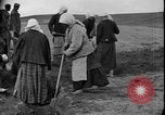 Immagine di Soldati polacchi con bracci e pale L'Ucraina, 1919, secondo 60 filmato di repertorio 65675045948
