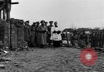 Image Tsar Nicholas II vues les soldats tombés Eastern Front théâtre européen, 1916, de la seconde 4 séquences d'archives historiques vidéo 65675045957