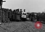 Image Tsar Nicholas II vues les soldats tombés Eastern Front théâtre européen, 1916, de la seconde 5 séquences d'archives historiques vidéo 65675045957
