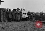 Image Tsar Nicholas II vues les soldats tombés Eastern Front théâtre européen, 1916, de la seconde 6 séquences d'archives historiques vidéo 65675045957