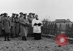 Image Tsar Nicholas II vues les soldats tombés Eastern Front théâtre européen, 1916, de la seconde 10 séquences d'archives historiques vidéo 65675045957