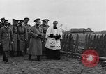Image Tsar Nicholas II vues les soldats tombés Eastern Front théâtre européen, 1916, de la seconde 11 séquences d'archives historiques vidéo 65675045957