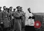 Image Tsar Nicholas II vues les soldats tombés Eastern Front théâtre européen, 1916, de la seconde 14 séquences d'archives historiques vidéo 65675045957