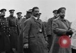 Image Tsar Nicholas II vues les soldats tombés Eastern Front théâtre européen, 1916, de la seconde 16 séquences d'archives historiques vidéo 65675045957