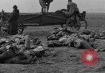 Image Tsar Nicholas II vues les soldats tombés Eastern Front théâtre européen, 1916, de la seconde 18 séquences d'archives historiques vidéo 65675045957