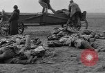Image Tsar Nicholas II vues les soldats tombés Eastern Front théâtre européen, 1916, de la seconde 19 séquences d'archives historiques vidéo 65675045957