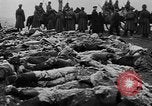 Image Tsar Nicholas II vues les soldats tombés Eastern Front théâtre européen, 1916, de la seconde 37 séquences d'archives historiques vidéo 65675045957