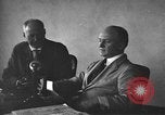 Immagine di Due Stati Uniti Governo federale funzionari United States USA, 1920, secondo 6 filmato di repertorio 65675045972