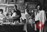 Immagine di Civili russi ricevere cure mediche La Russia, 1917, secondo 4 filmato di repertorio 65675045975