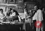 Immagine di Civili russi ricevere cure mediche La Russia, 1917, secondo 6 filmato di repertorio 65675045975