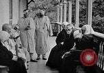 Immagine di Civili russi ricevere cure mediche La Russia, 1917, secondo 7 filmato di repertorio 65675045975
