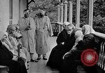 Immagine di Civili russi ricevere cure mediche La Russia, 1917, secondo 8 filmato di repertorio 65675045975