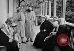 Immagine di Civili russi ricevere cure mediche La Russia, 1917, secondo 10 filmato di repertorio 65675045975