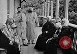 Immagine di Civili russi ricevere cure mediche La Russia, 1917, secondo 11 filmato di repertorio 65675045975