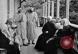 Immagine di Civili russi ricevere cure mediche La Russia, 1917, secondo 12 filmato di repertorio 65675045975