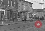 Standbild amerikanische Soldaten erweitern Polizei Centralia Washington USA, 1919, aus Sekunde 5 historischem Filmmaterial Videoclip 65675045976