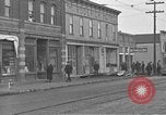 Standbild amerikanische Soldaten erweitern Polizei Centralia Washington USA, 1919, aus Sekunde 7 historischem Filmmaterial Videoclip 65675045976