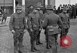 Standbild amerikanische Soldaten erweitern Polizei Centralia Washington USA, 1919, aus Sekunde 23 historischem Filmmaterial Videoclip 65675045976