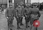 Standbild amerikanische Soldaten erweitern Polizei Centralia Washington USA, 1919, aus Sekunde 24 historischem Filmmaterial Videoclip 65675045976