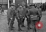 Standbild amerikanische Soldaten erweitern Polizei Centralia Washington USA, 1919, aus Sekunde 25 historischem Filmmaterial Videoclip 65675045976
