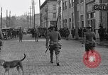Standbild amerikanische Soldaten erweitern Polizei Centralia Washington USA, 1919, aus Sekunde 26 historischem Filmmaterial Videoclip 65675045976