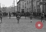 Standbild amerikanische Soldaten erweitern Polizei Centralia Washington USA, 1919, aus Sekunde 28 historischem Filmmaterial Videoclip 65675045976