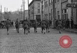 Standbild amerikanische Soldaten erweitern Polizei Centralia Washington USA, 1919, aus Sekunde 30 historischem Filmmaterial Videoclip 65675045976