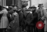 Standbild amerikanische Soldaten erweitern Polizei Centralia Washington USA, 1919, aus Sekunde 37 historischem Filmmaterial Videoclip 65675045976