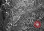 Standbild strafing Aziso Viadukt Italien, 1944, aus Sekunde 15 historischem Filmmaterial Videoclip 65675045993